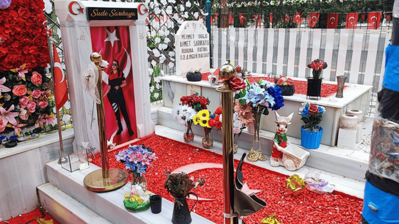 Adana'da polisin mezarına bunu yaptılar! Annesinin gözyaşları yürek burktu