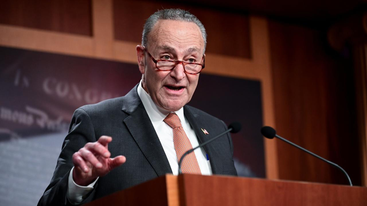 ABD Senatosu'ndan Schumer: 'Trump askeri bir aptal'