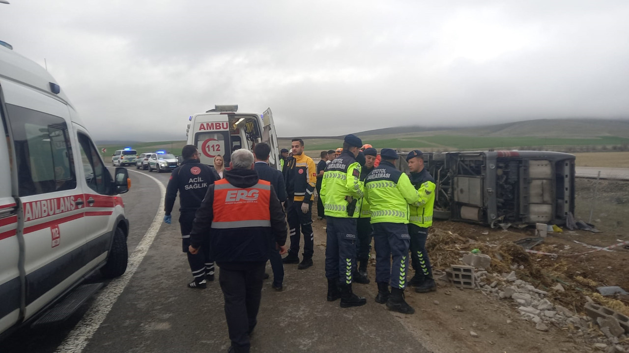 Aksaray'da tur otobüsü devrildi: 20 yaralı var