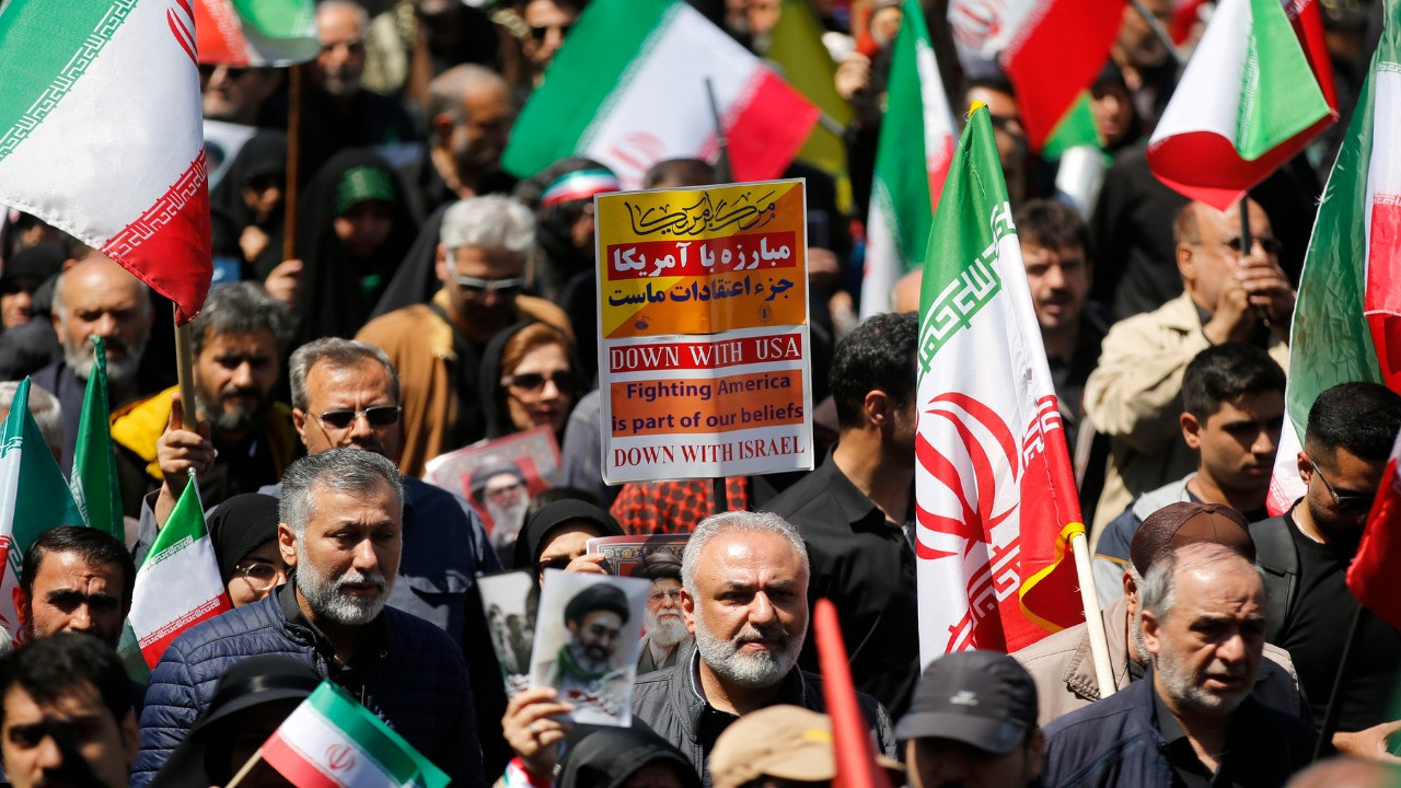 İran'da tarihi kalabalık: Yüzbinler Hamaney için yürüdü