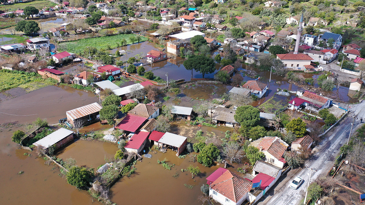 Menderes’in kirliliği suyun akışını engelliyor! Söke Ovası taşkın suyunu atamıyor