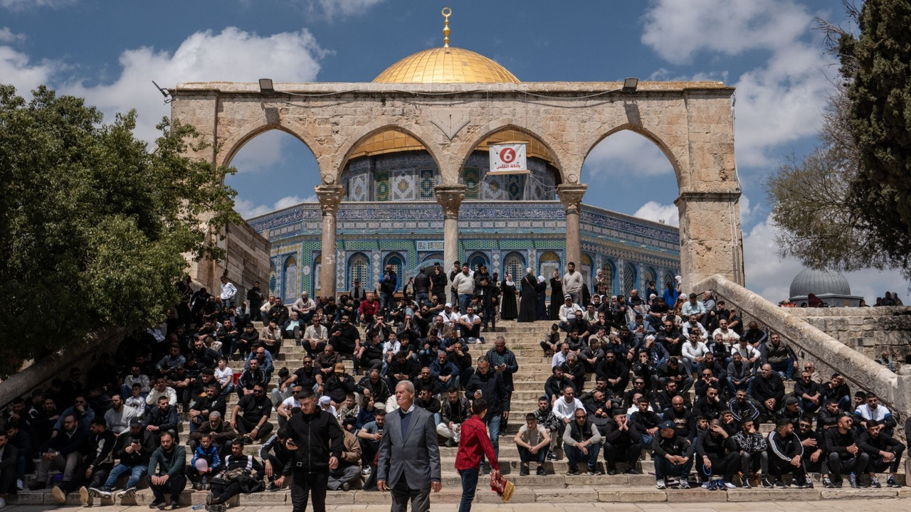 Mescid-i Aksa’da beş haftalık hasret sona erdi: Binlerce Müslüman saf tuttu