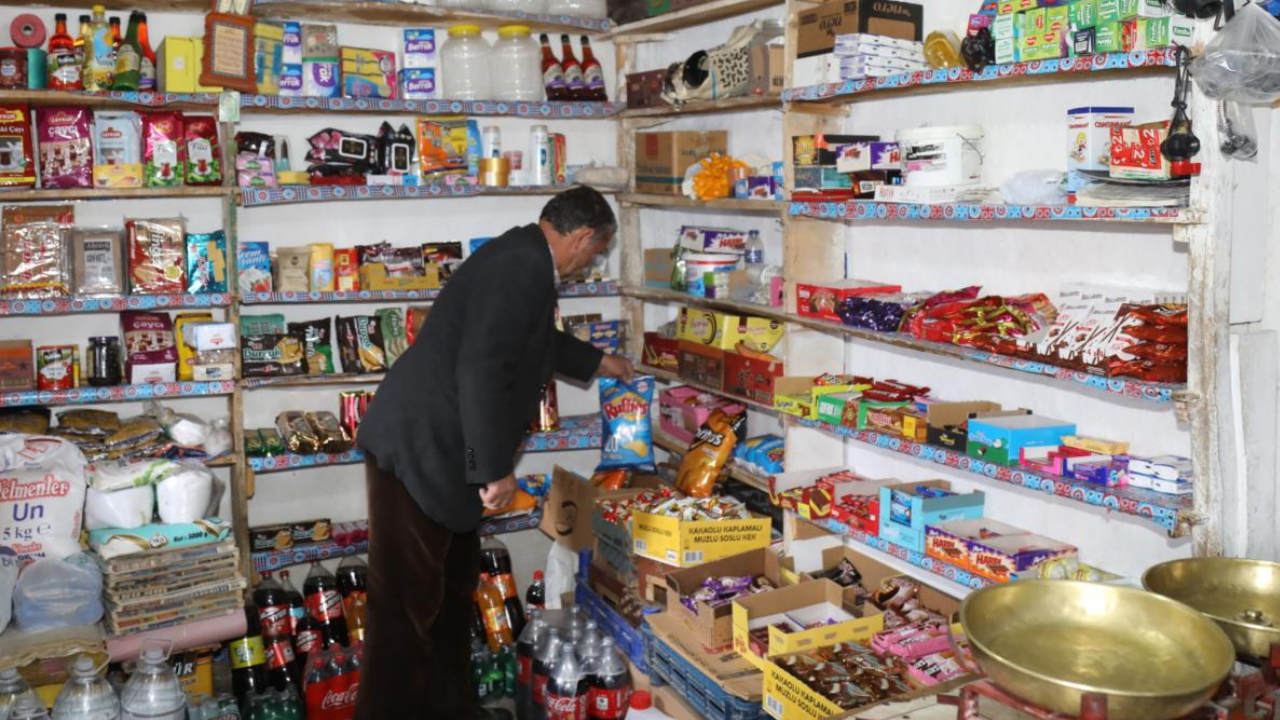 Ankara'nın asırlık bakkalı geçmişe götürüyor