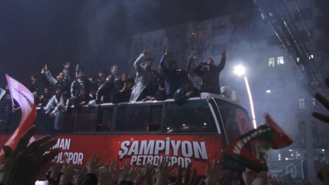 Batman Petrolspor şampiyonluk coşkusuyla döndü: Kentte tarihi karşılama