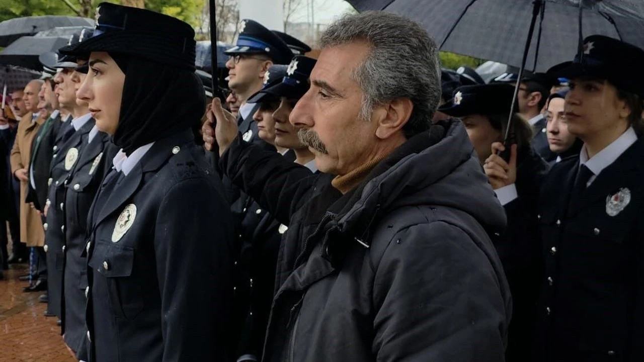 Diyarbakır'da yürek ısıtan görüntü! Vatandaşlar polislere şemsiye tuttu