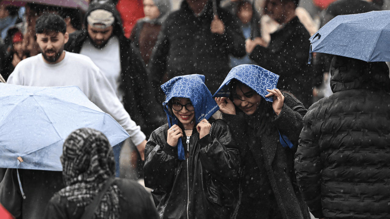 İstanbul'da dolu etkili oldu! Bir anda bastırdı