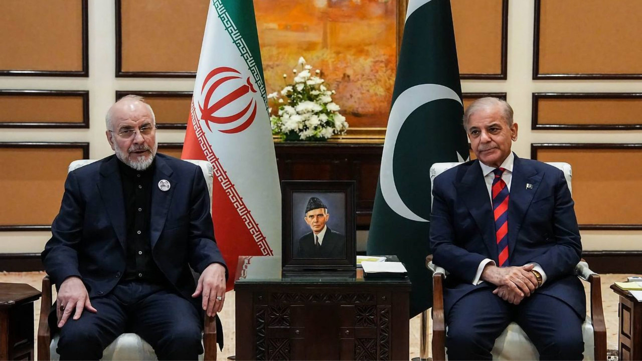 İran Meclis Başkanı Kalibaf'ın yakasındaki rozet İslamabad'daki zirveye damga vurdu