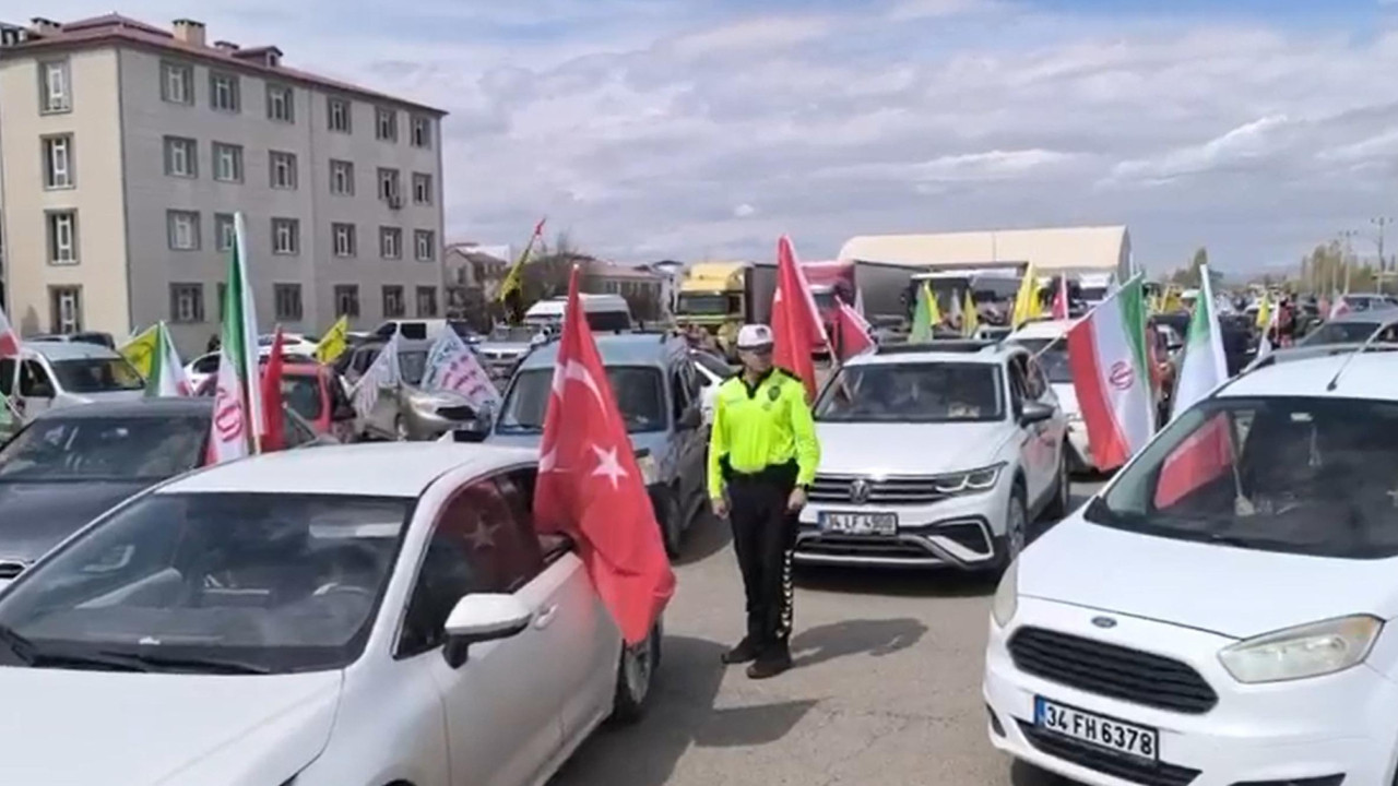 Iğdır’da araçlar konvoyla İran’a destek verdi