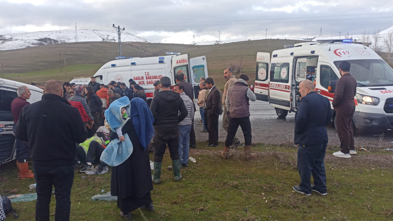 Van'da minibüs takla attı! 13 yaralı var