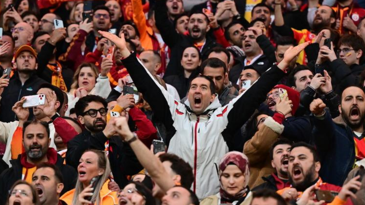 Galatasaraylı oyuncu, taraftarı çılgına çevirdi! Apar topar sildi, yorumları kapattı