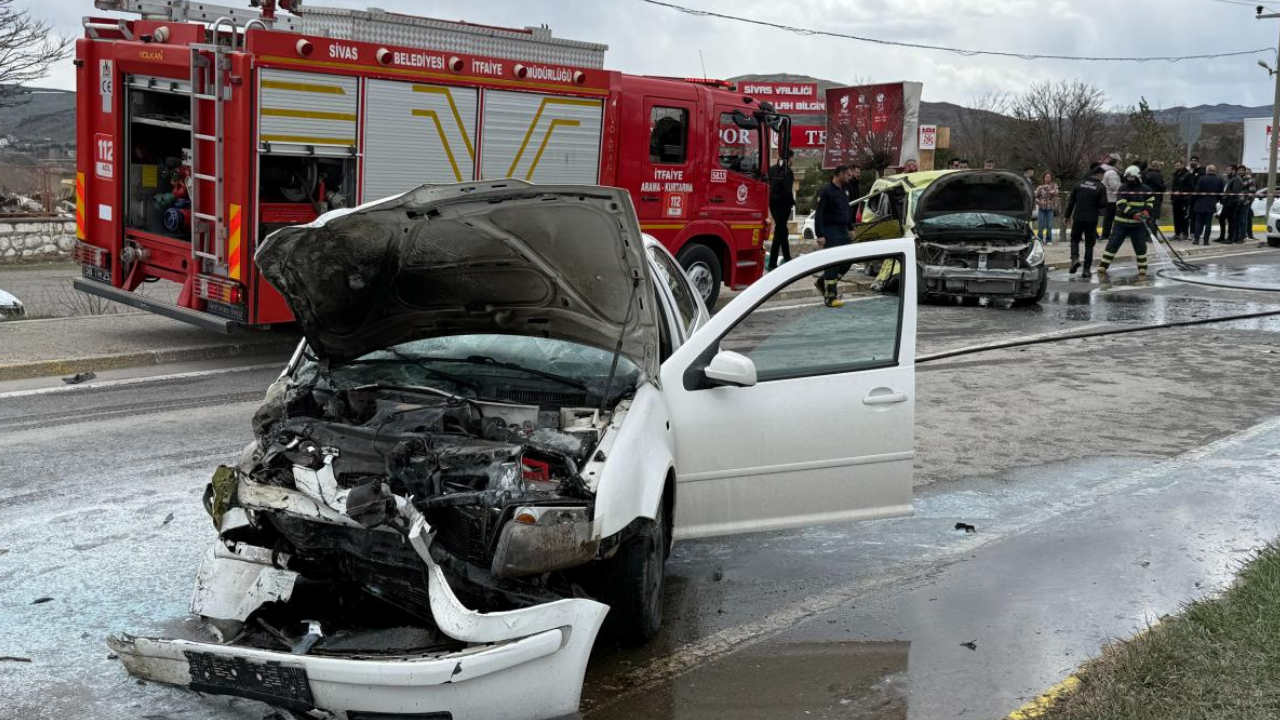 Sivas'ta taksi ile otomobil çarpıştı: 6 kişi yaralandı