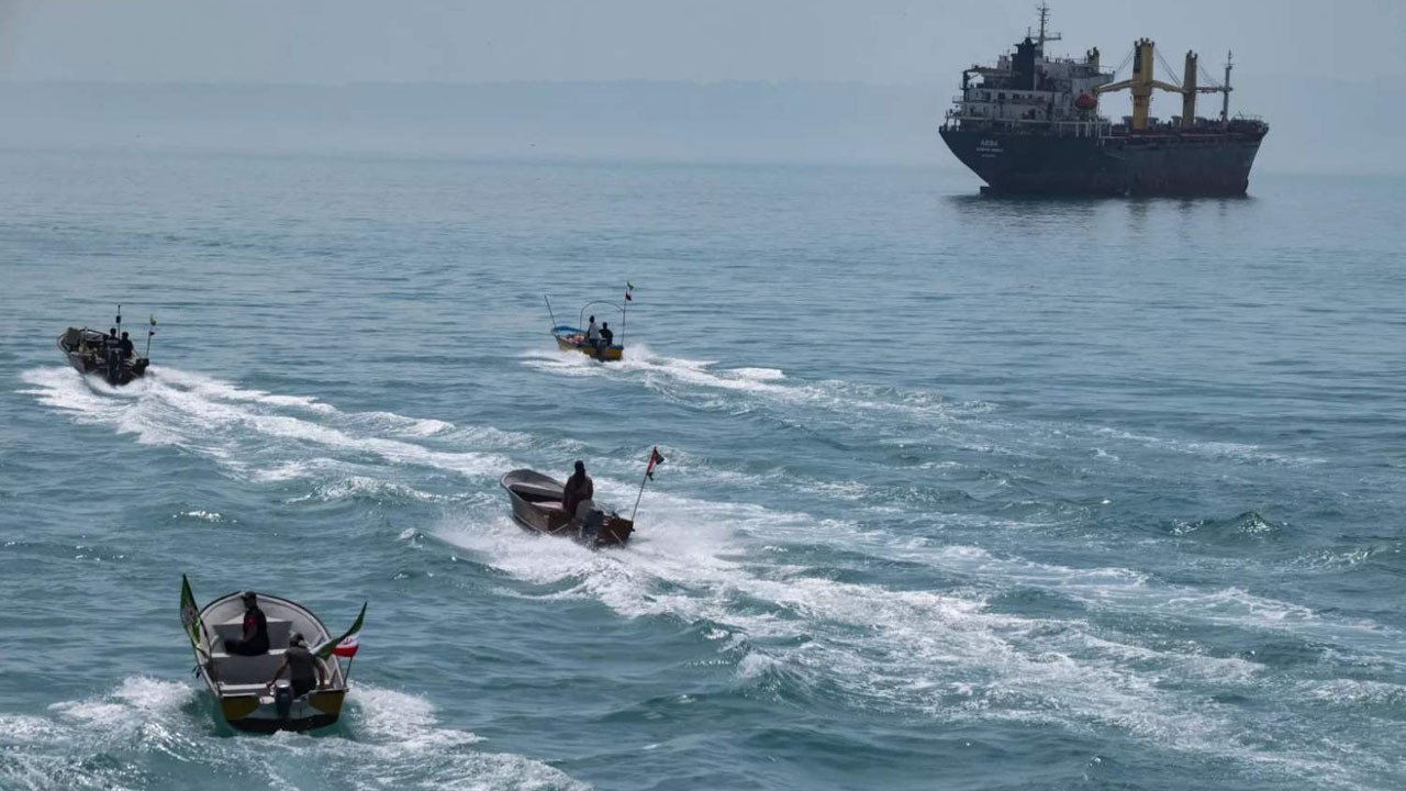 Hiç gemi geçmedi demişlerdi! ABD'nin Hürmüz ablukası yine delindi