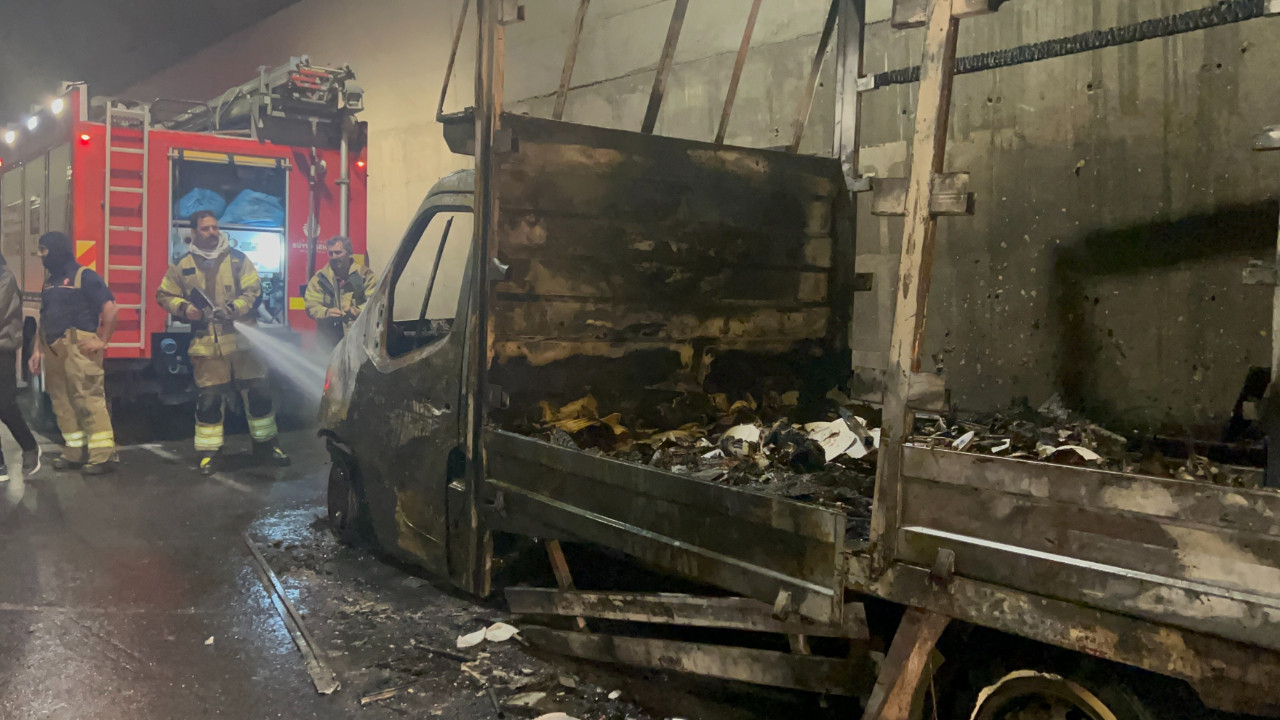 Sabiha Gökçen Havalimanı yolundaki yangın paniğe sebep oldu! Ekipler güçlükle söndürdü