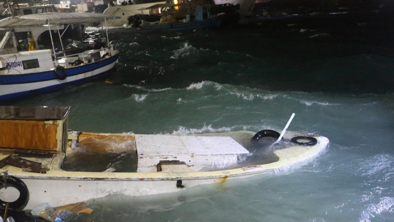 Hatay'da fırtına: Tekneler battı, çatılar uçtu, ağaçlar devrildi