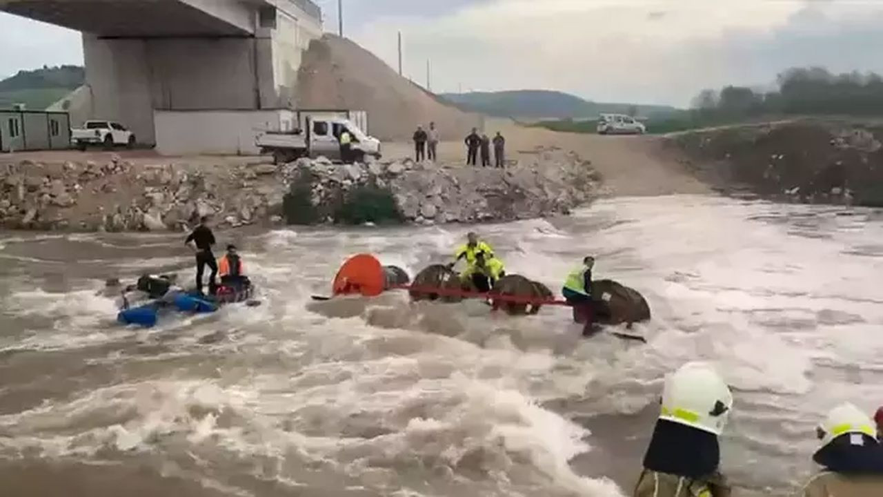 İşçileri taşıyan traktör dereden geçerken devrildi
