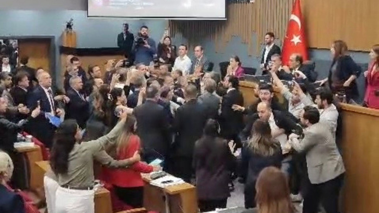 İzmir Büyükşehir Meclisi’nde tartışma yumruklu kavgaya dönüştü