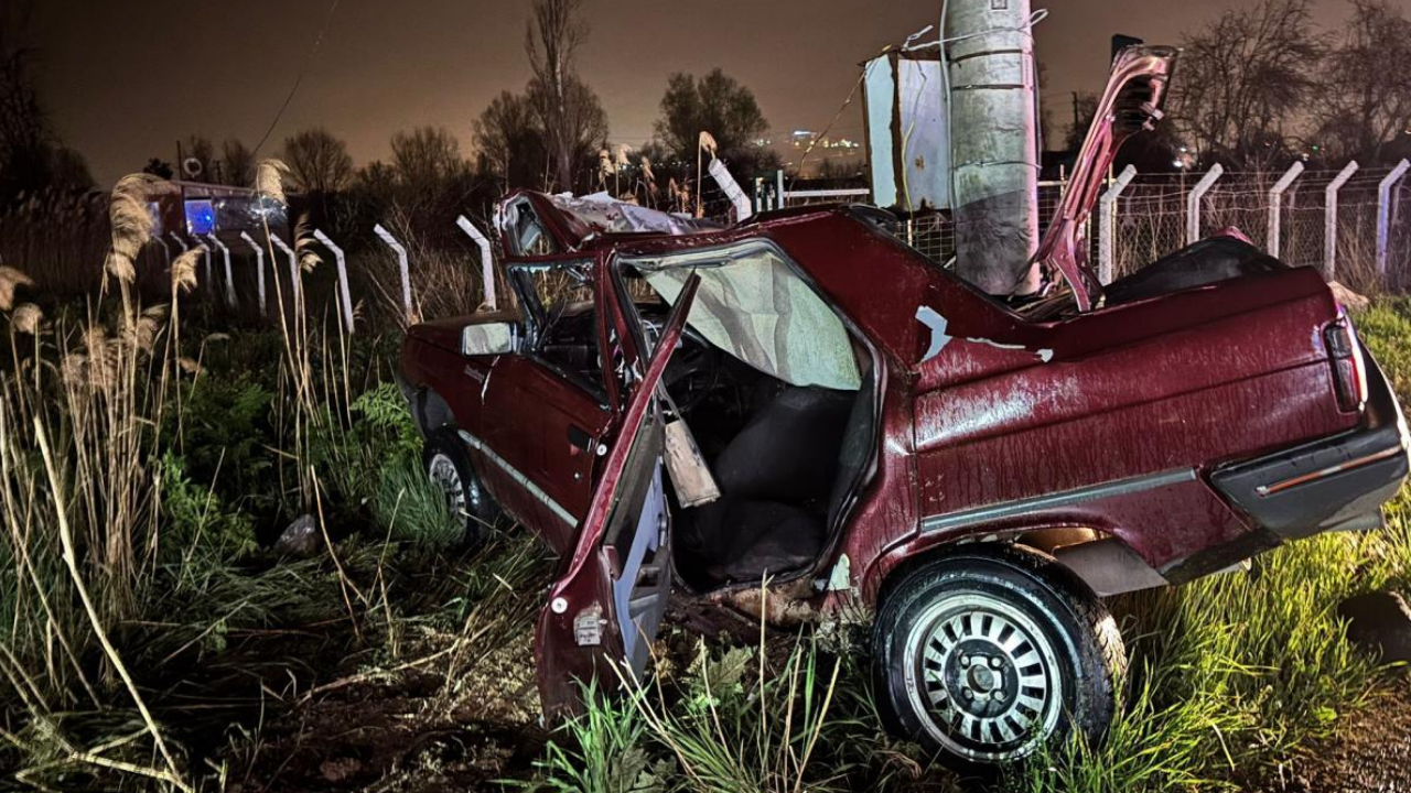 Kütahya'da otomobil beton direğe çarptı: 1 öldü, 1 yaralı