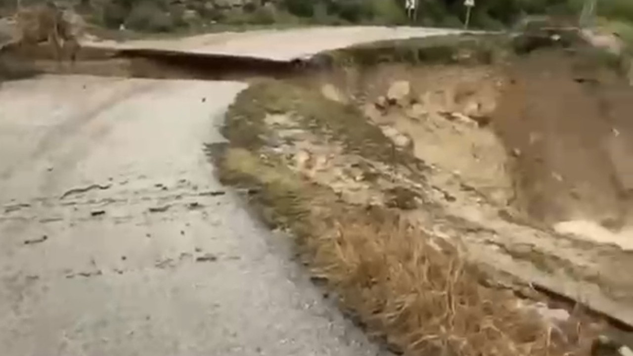 Mersin’de sağanak nedeniyle yol çöktü