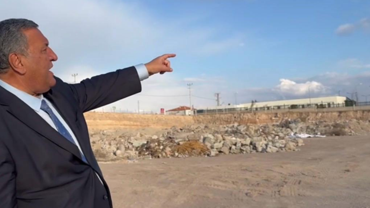 Seçi̇m öncesi̇ mi̇lyonlar harcanıp açılan hastane temel çukuru atıklarla geri̇ dolduruluyor