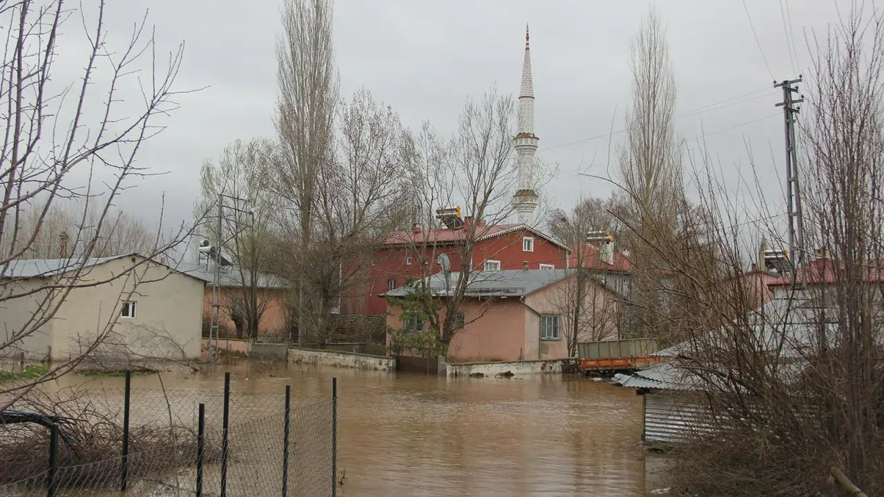 Sivas'ta sağanak sonrası kapaklar açıldı: Köyü su bastı
