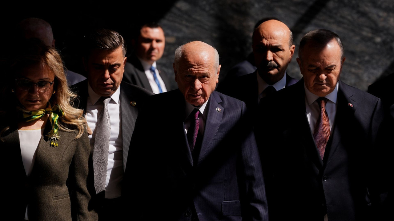 Siyasetin ‘ağır’ aksesuarları: Devlet Bahçeli yüzük ve rozetle hangi mesajları verdi?