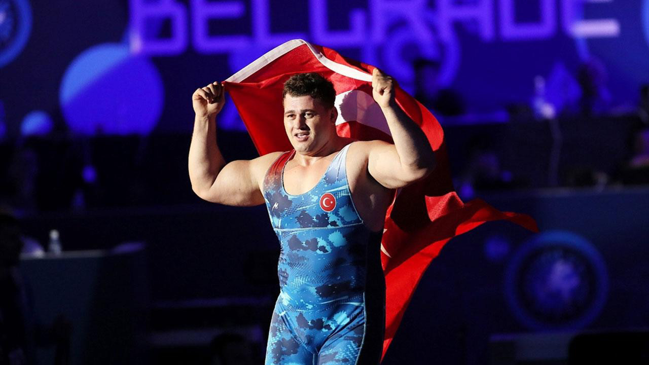 Milli sporcu Rıza Kayaalp'tan tarihi başarı! Avrupa'da 13 altın madalya kazanan ilk güreşçi oldu