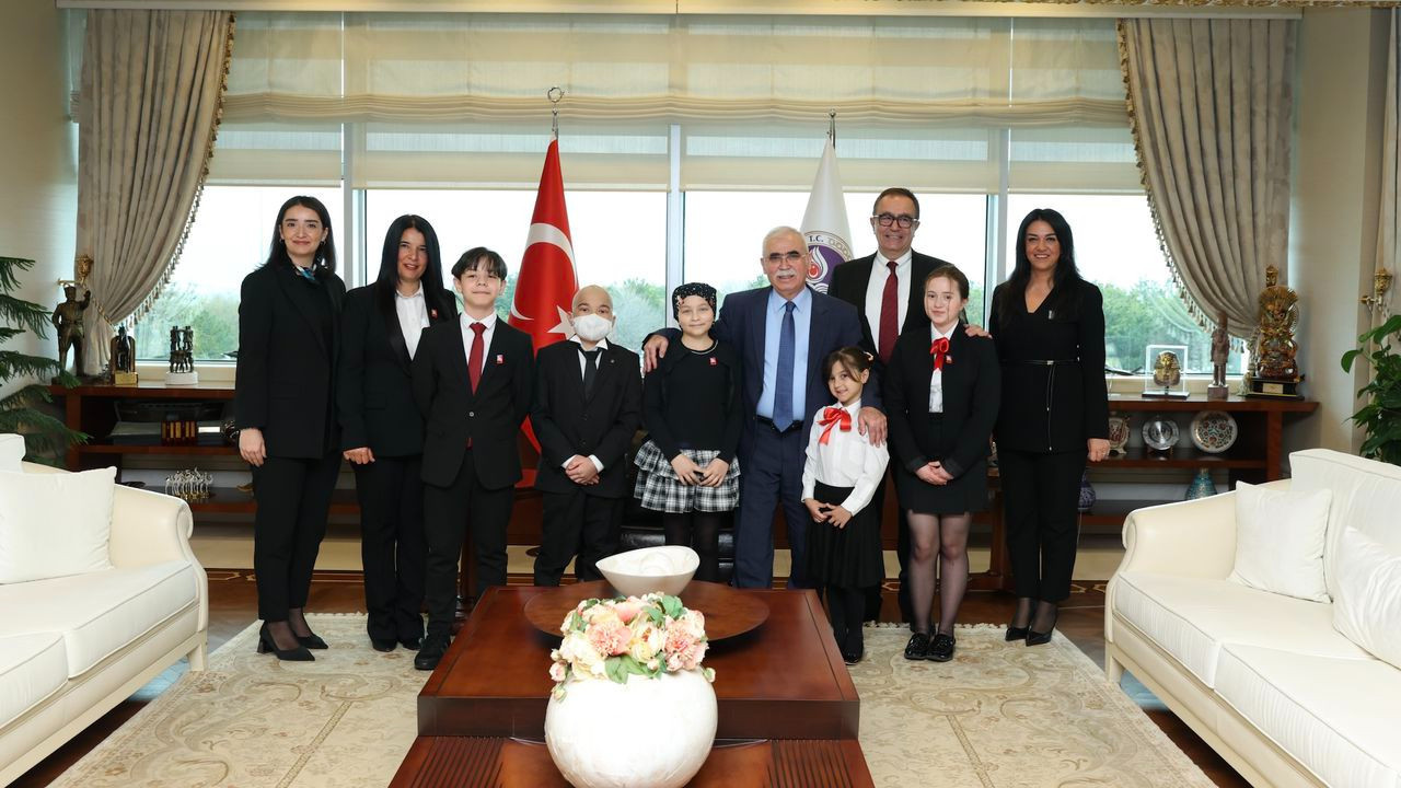 Anayasa Mahkemesi Başkanı Kadir Özkaya, lösemi tedavisi gören çocukları misafir etti