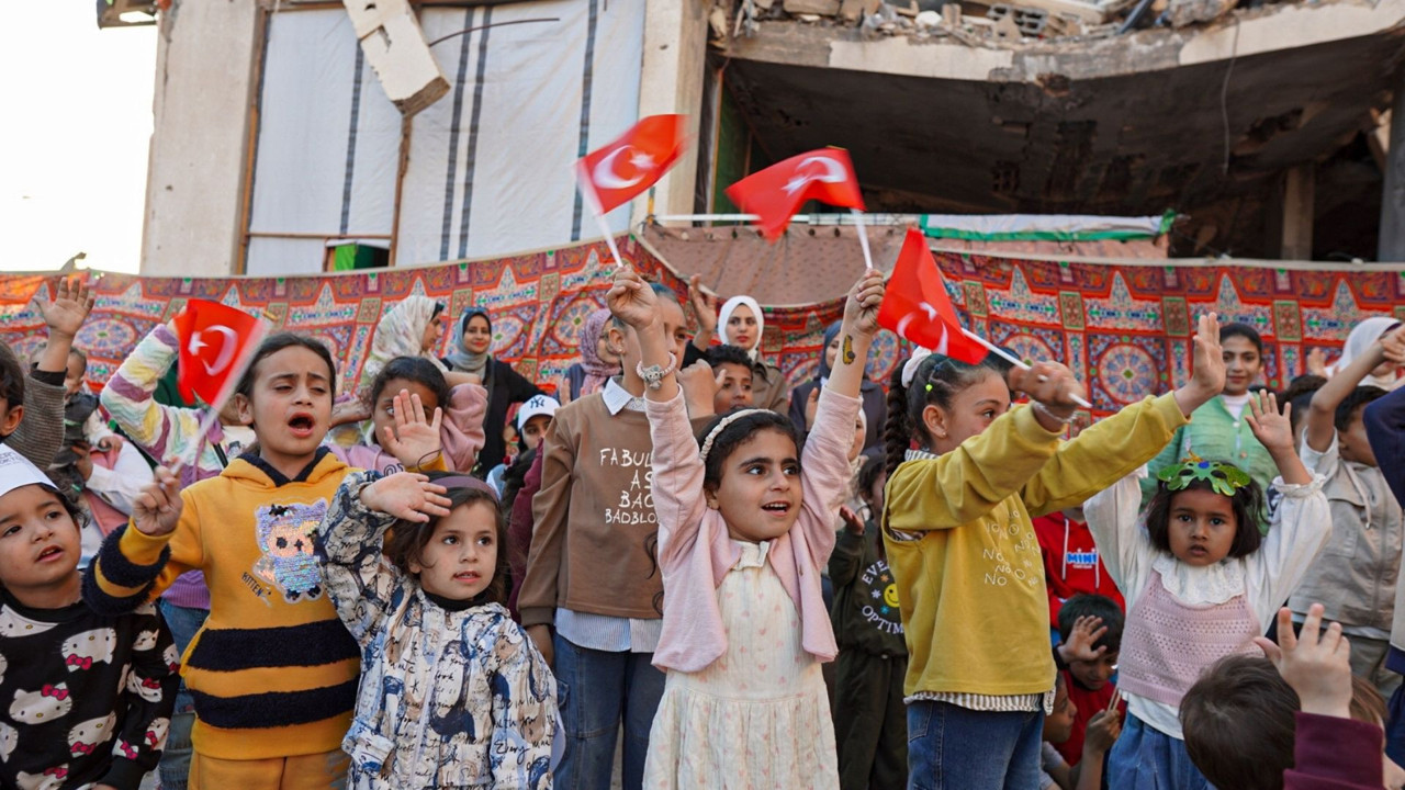 Direnen Gazze’de 23 Nisan: Çocuklar gülüşleriyle yıkıma meydan okudu