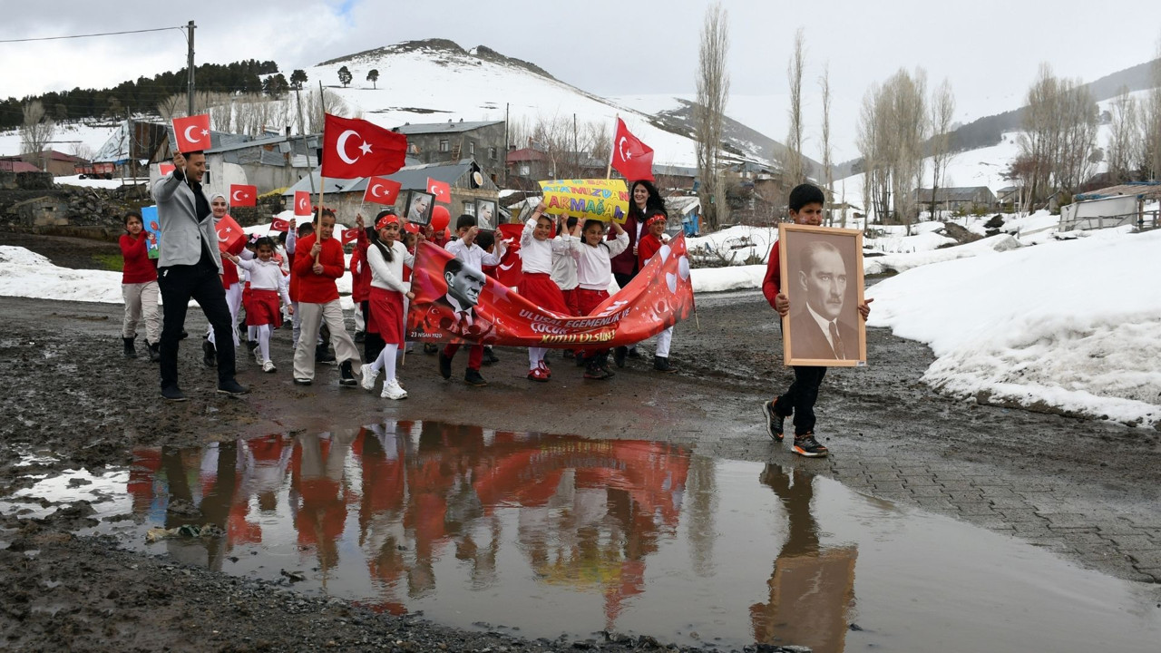 Sarıkamış’ta anlamlı 23 Nisan korteji: Kahramanmaraş ve Şanlıurfa için yürüdüler