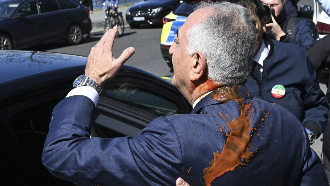 Pehlevi'ye Berlin'de protesto! Korumaları apar topar kaçırdı