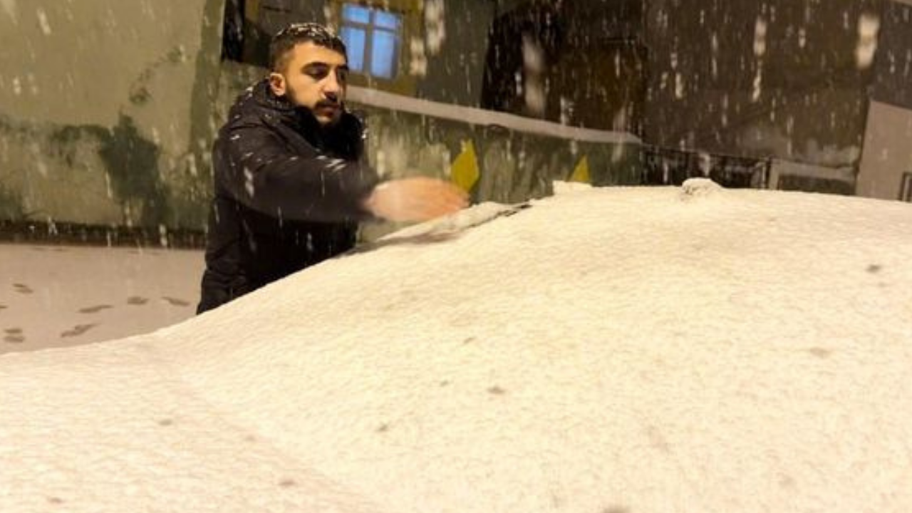 Kış geri geldi! Kar kalınlığı 15 santimetreyi aştı