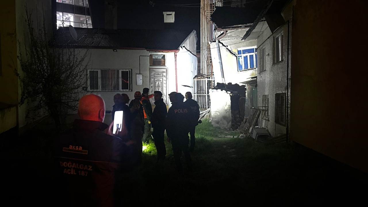 Sivas'ta 2 katlı müstakil ev yan yattı