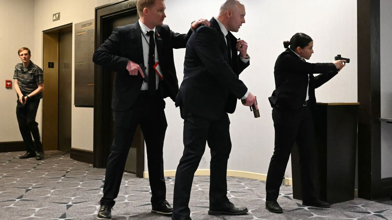 Trump'a suikast girişimi! Apar topar salondan çıkarıldı