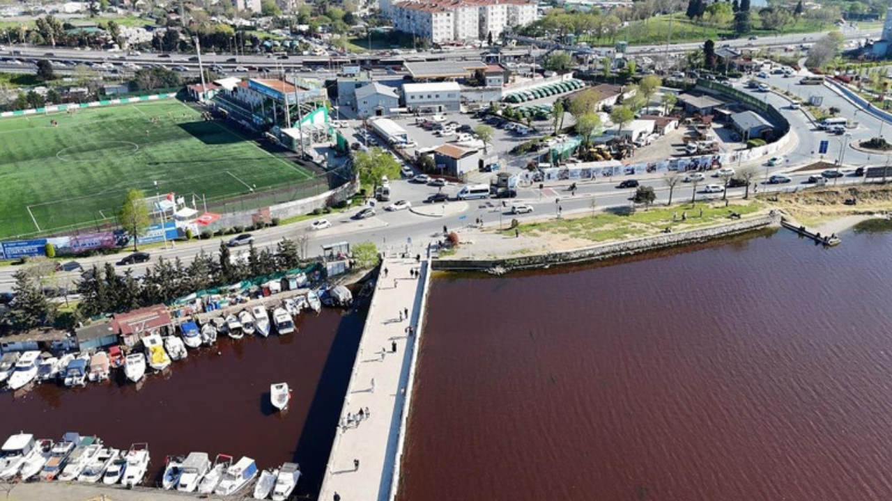 İstanbul'da ürküten görüntü! Göl kırmızıya büründü