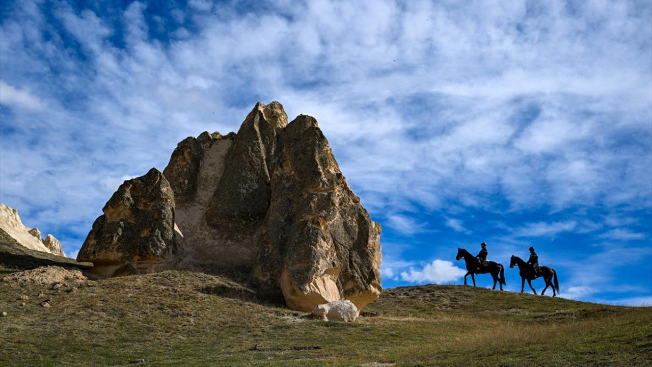 Van'da ziyaretçilerin ilgi odağı oluyor! Başkale'nin dikkat çeken jandarma timi