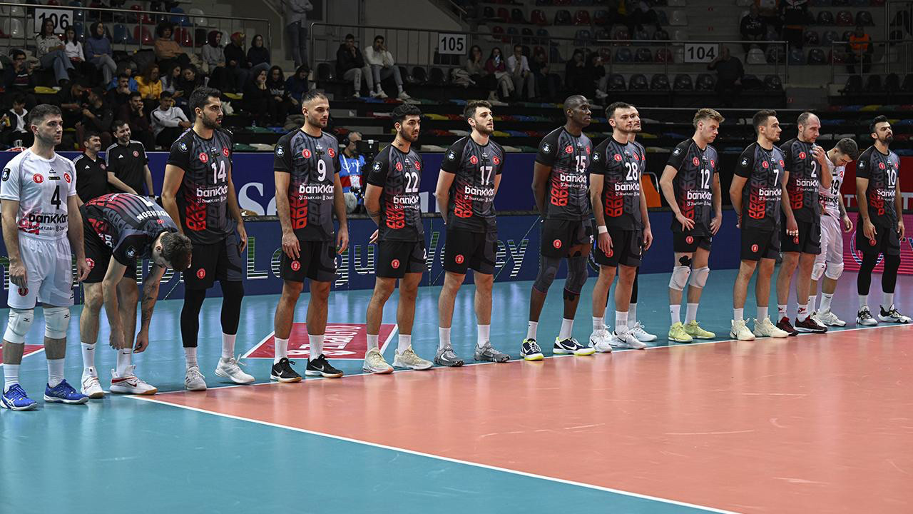 Ziraat Bankkart şampiyonluk kupasını havaya kaldırdı