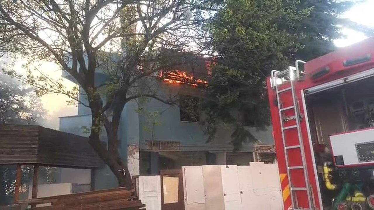 Avcılar'da boşaltılan 3 katlı anaokulu yandı