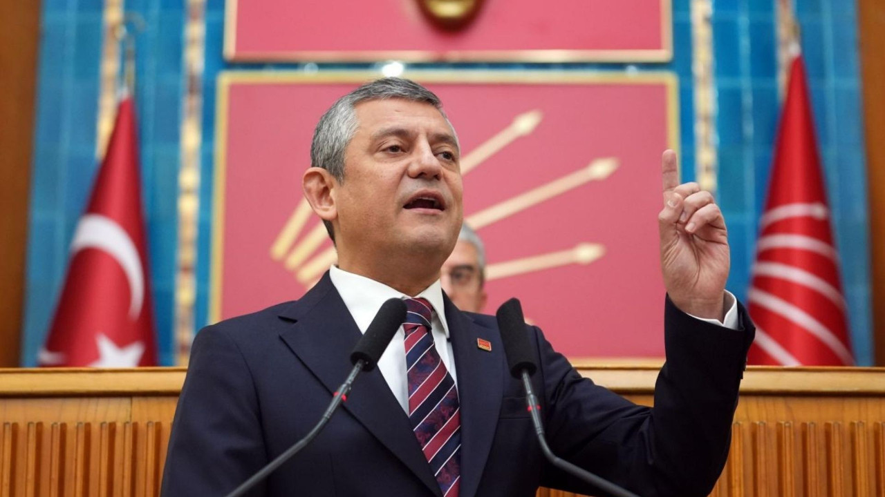 Özgür Özel grup toplantısında konuşuyor