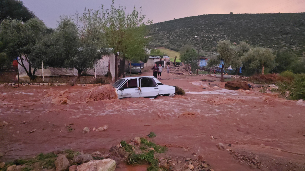 Adana'nın Kozan ilçesinde sel meydana geldi