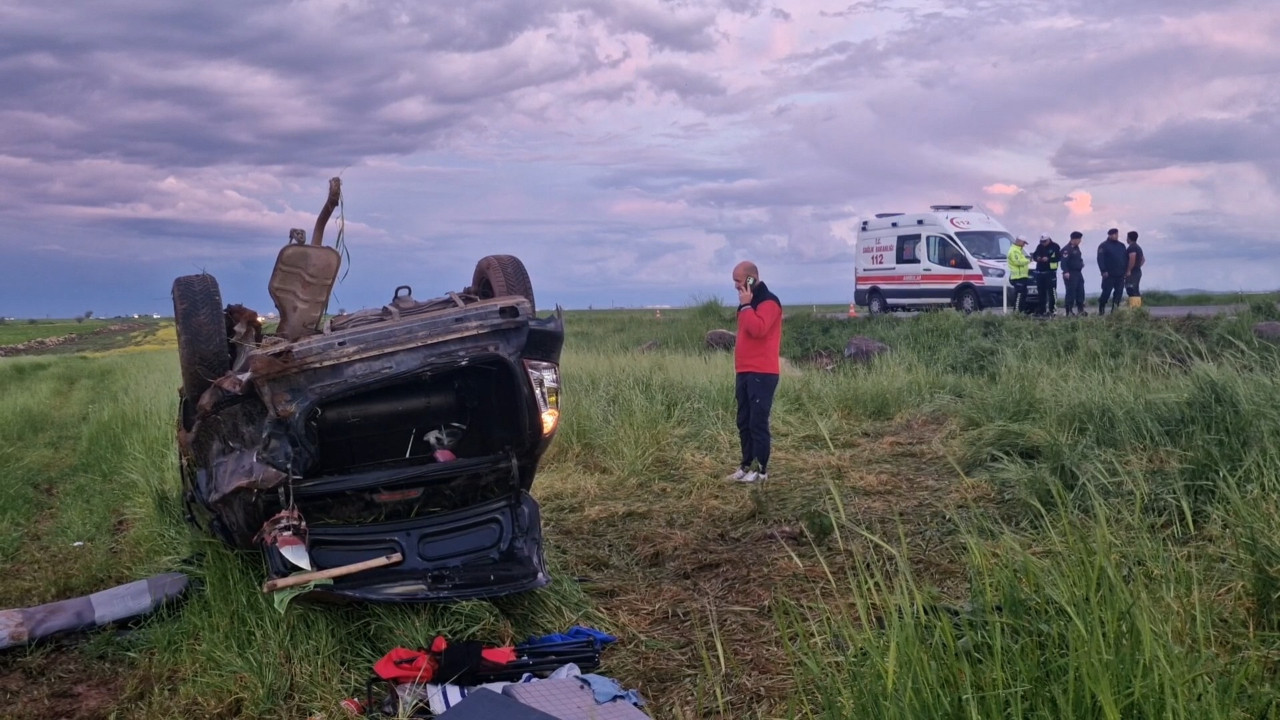 Diyarbakır'da otomobil tarlaya savruldu: 11 yaralı var