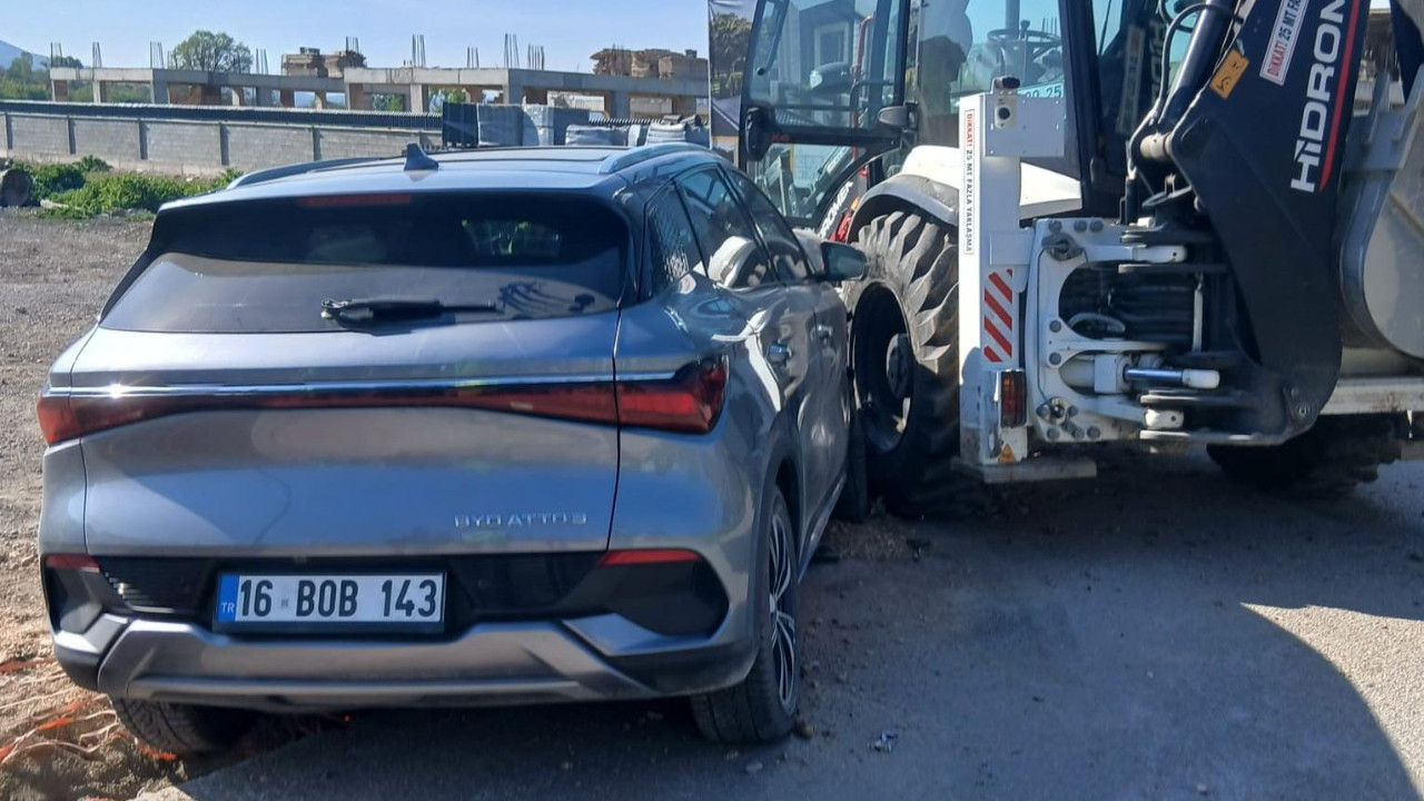 İnegöl’de otomobil iş makinesine çarptı