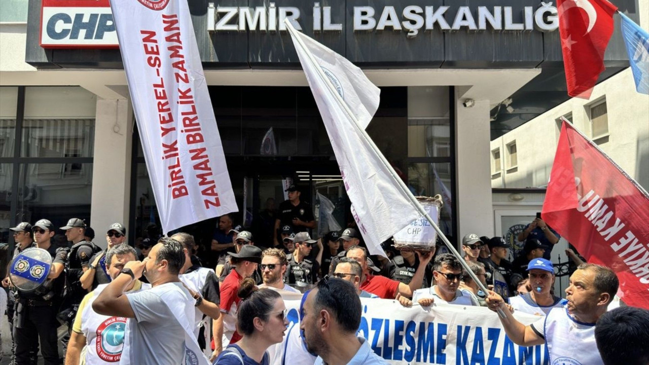 İzmir’de belediye çalışanları CHP binasına yürüdü: 'Emekçinin karşısında duramazlar'