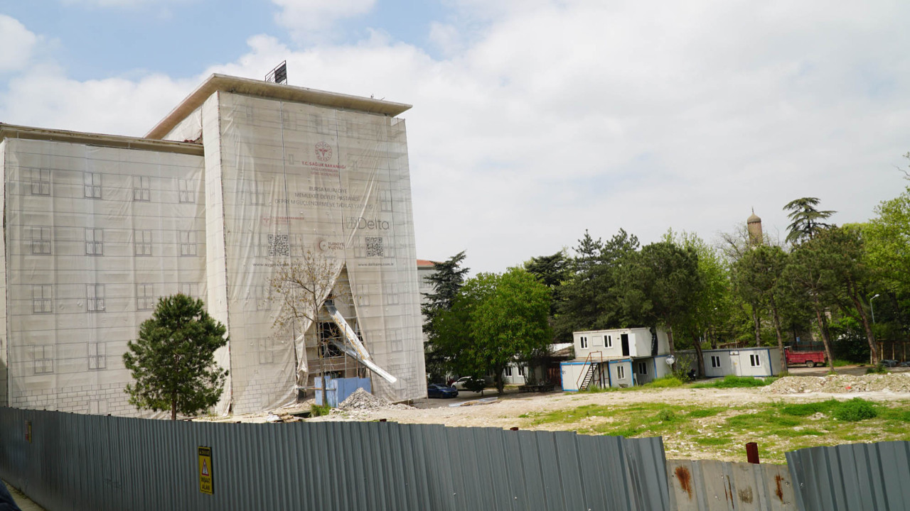Hastalar yatak bekliyor hastaneler kapanıyor