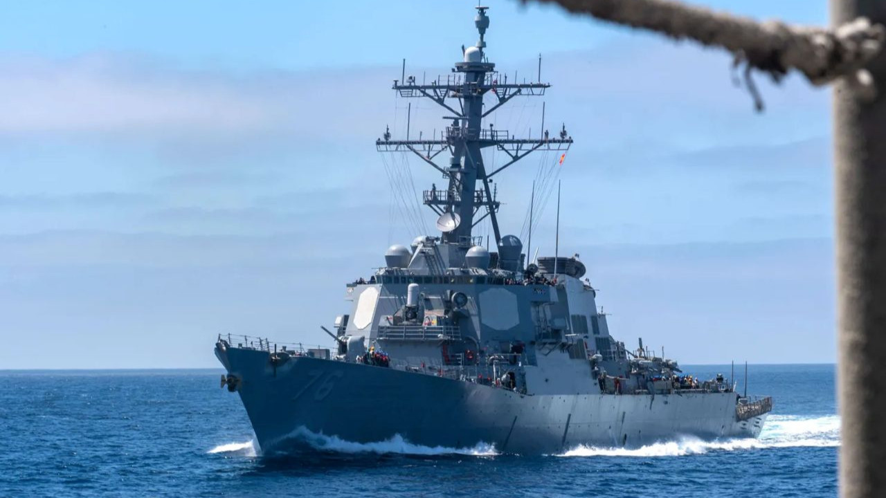 Yanan uçak gemilerinin ardından sıra USS Higgins muhribine geldi