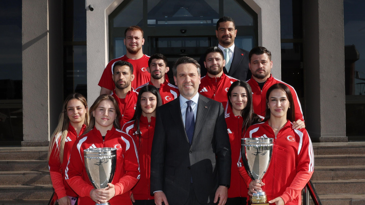 Bakan Bayraktar, Milli güreşçileri ağırladı