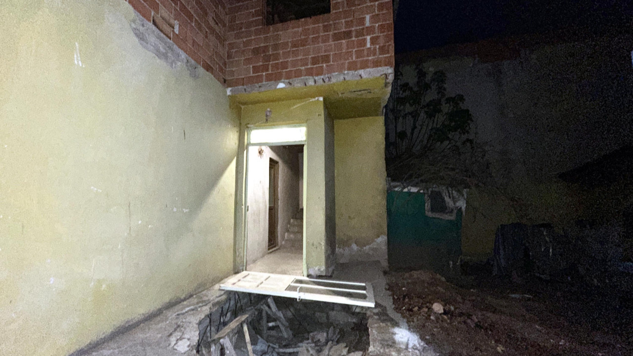 Edirne'de evin girişindeki beton zemin çöktü