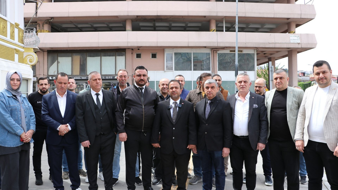 İzmir esnafından takım elbiseli tepki: ‘Biz adam gibi adamız’