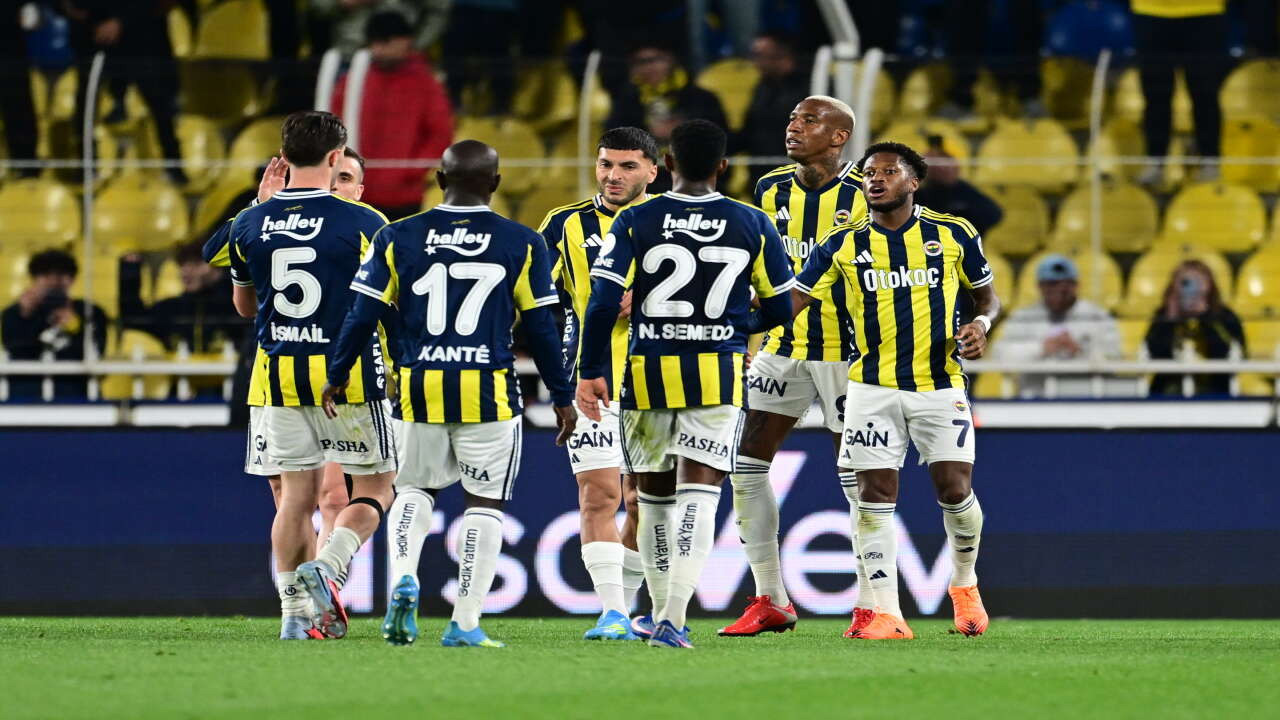 Fenerbahçe şampiyonluk yarışını bırakmıyor! Sarı-lacivertli ekip Başakşehir'i 3-1 mağlup etti