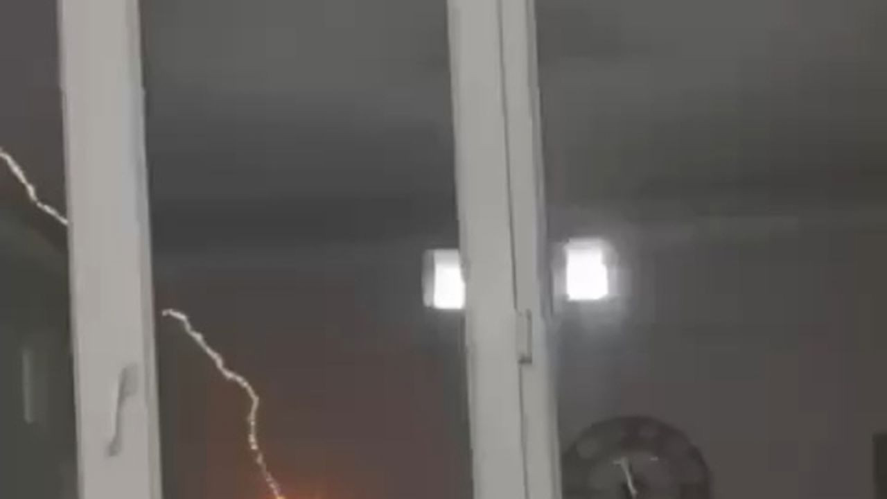 Diyarbakır’da 4 katlı binaya yıldırım düştü!