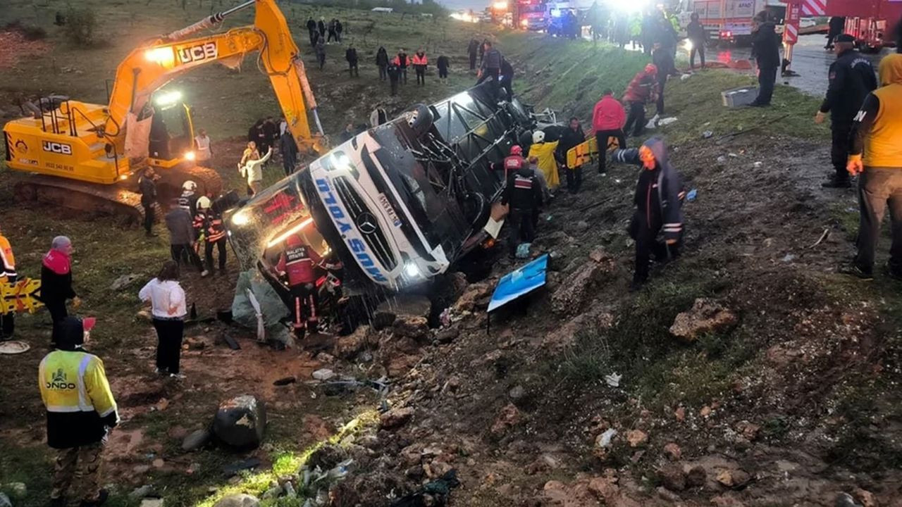Malatya'da otobüs şarampole devrildi: 4 ölü 15 yaralı